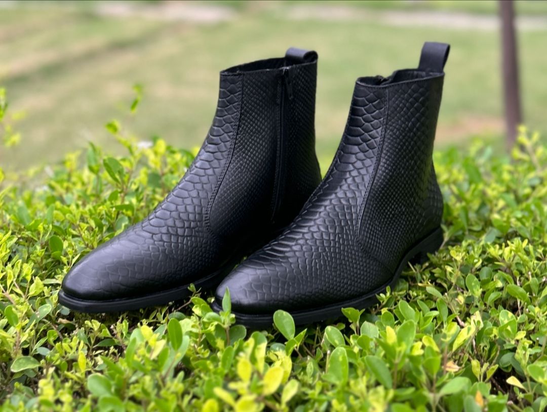 Elegant Detail Black Chelsea Boots