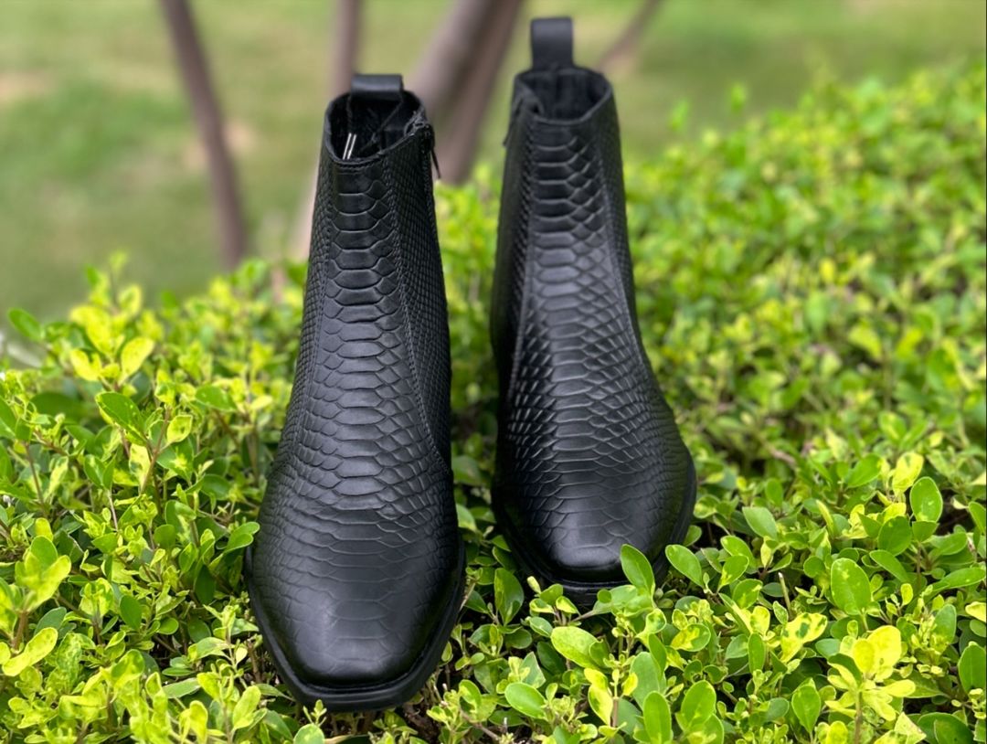 Elegant Detail Black Chelsea Boots