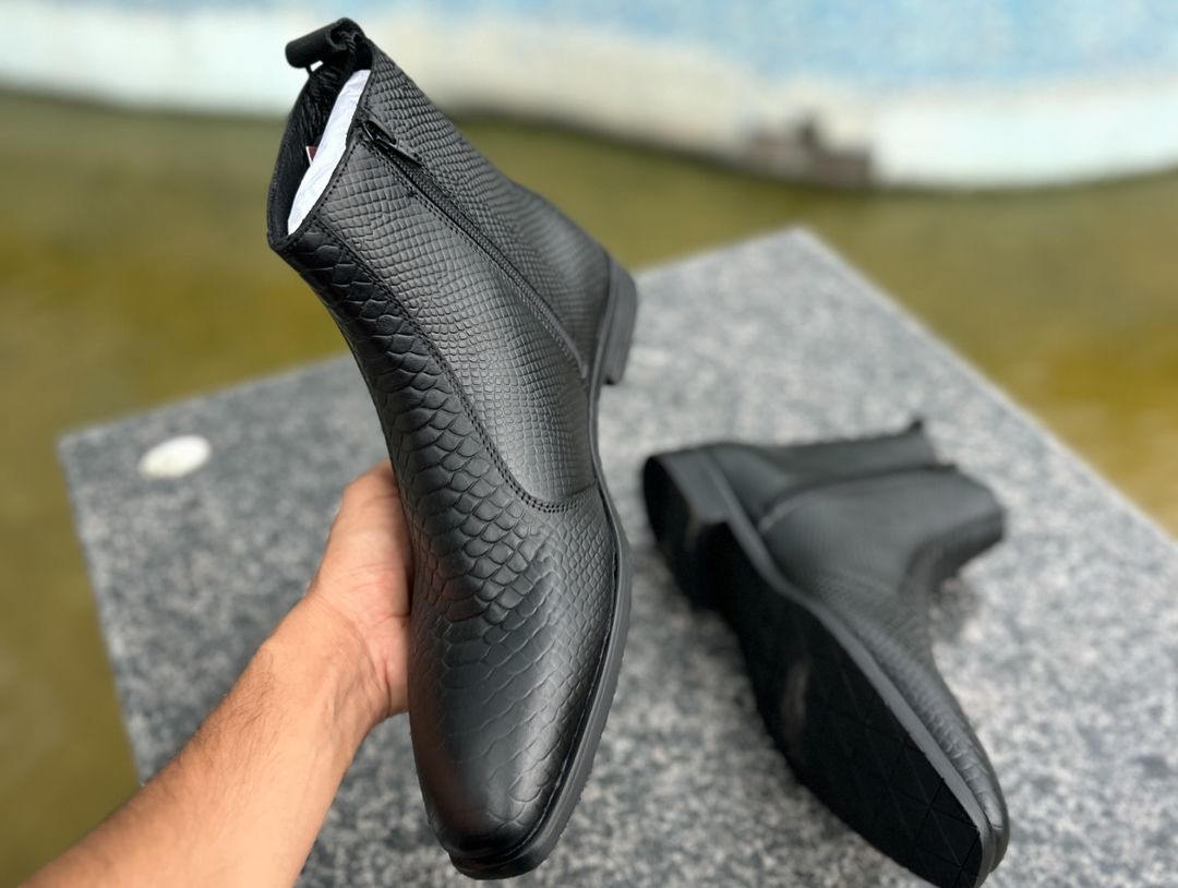 Elegant Detail Black Chelsea Boots