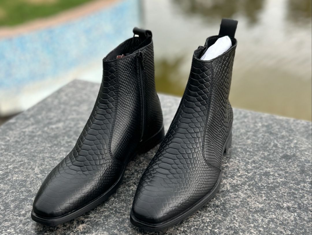 Elegant Detail Black Chelsea Boots