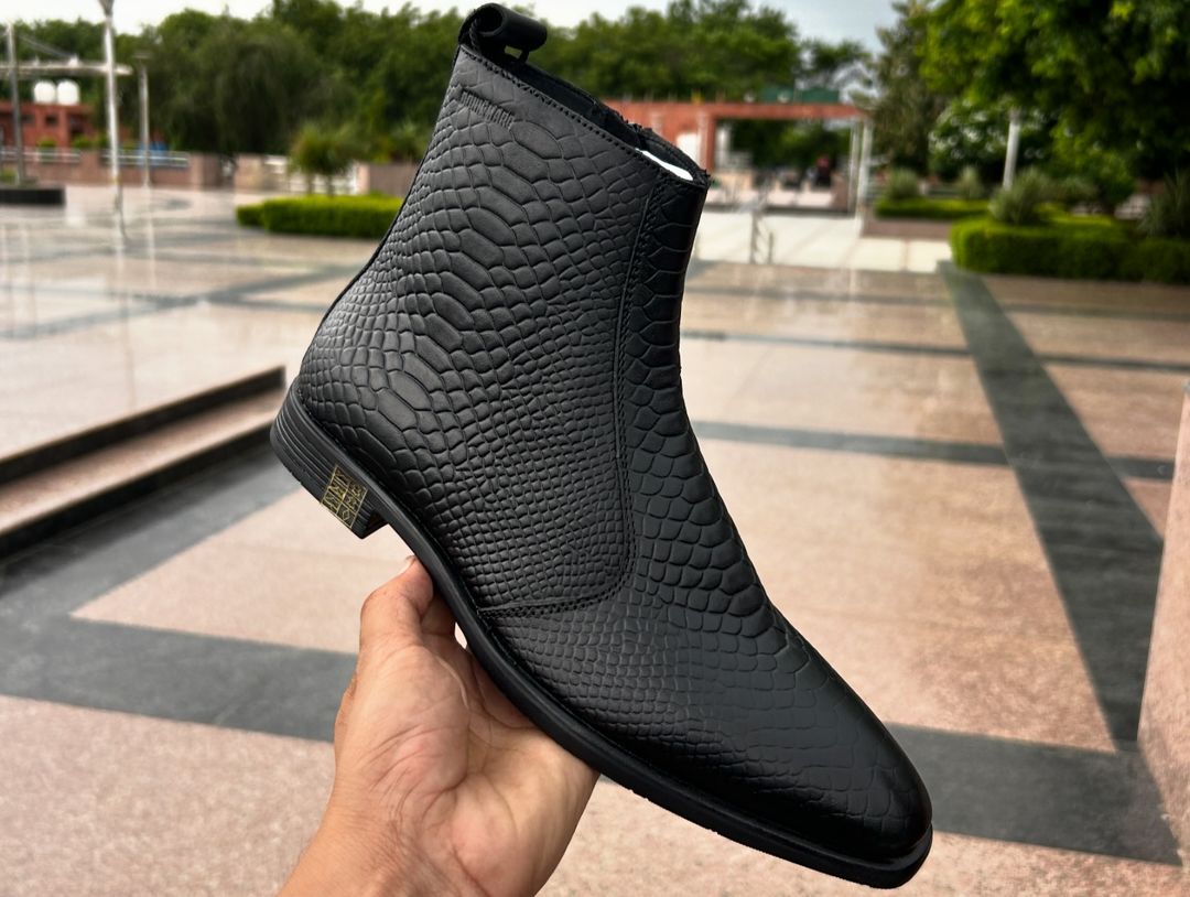 Elegant Detail Black Chelsea Boots