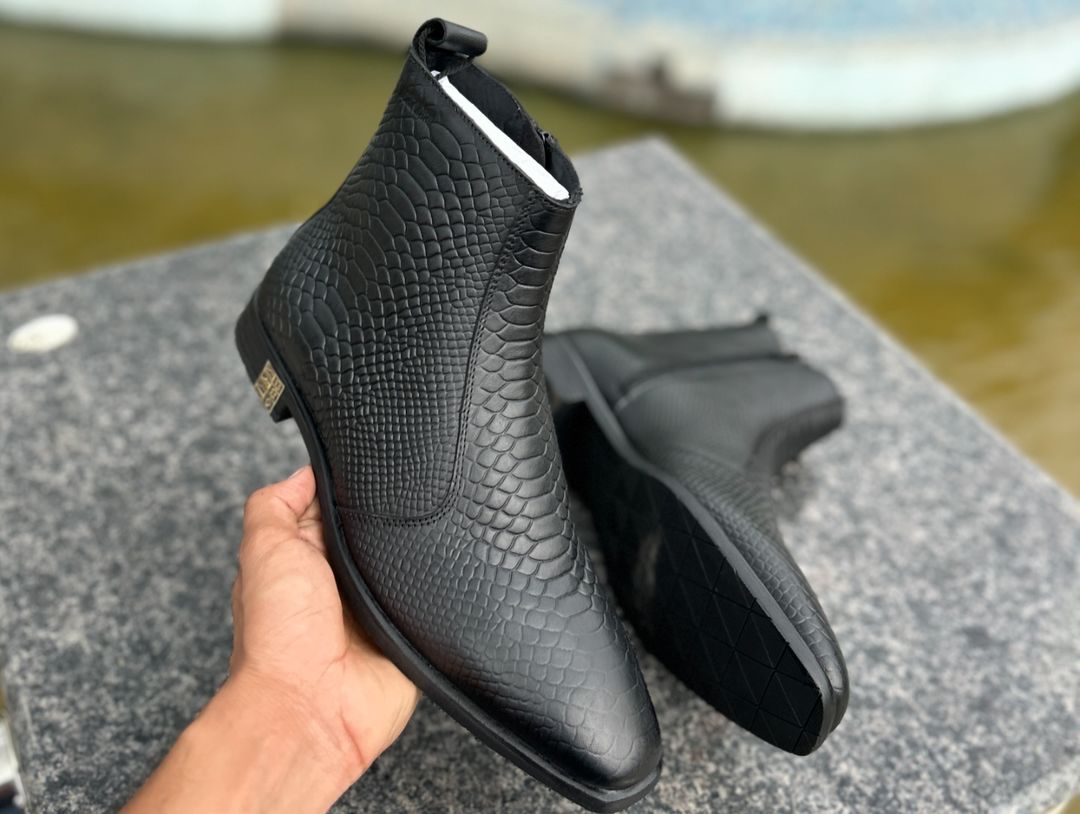 Elegant Detail Black Chelsea Boots