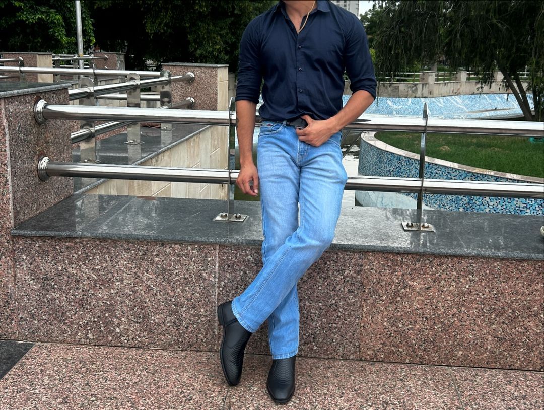 Elegant Detail Black Chelsea Boots